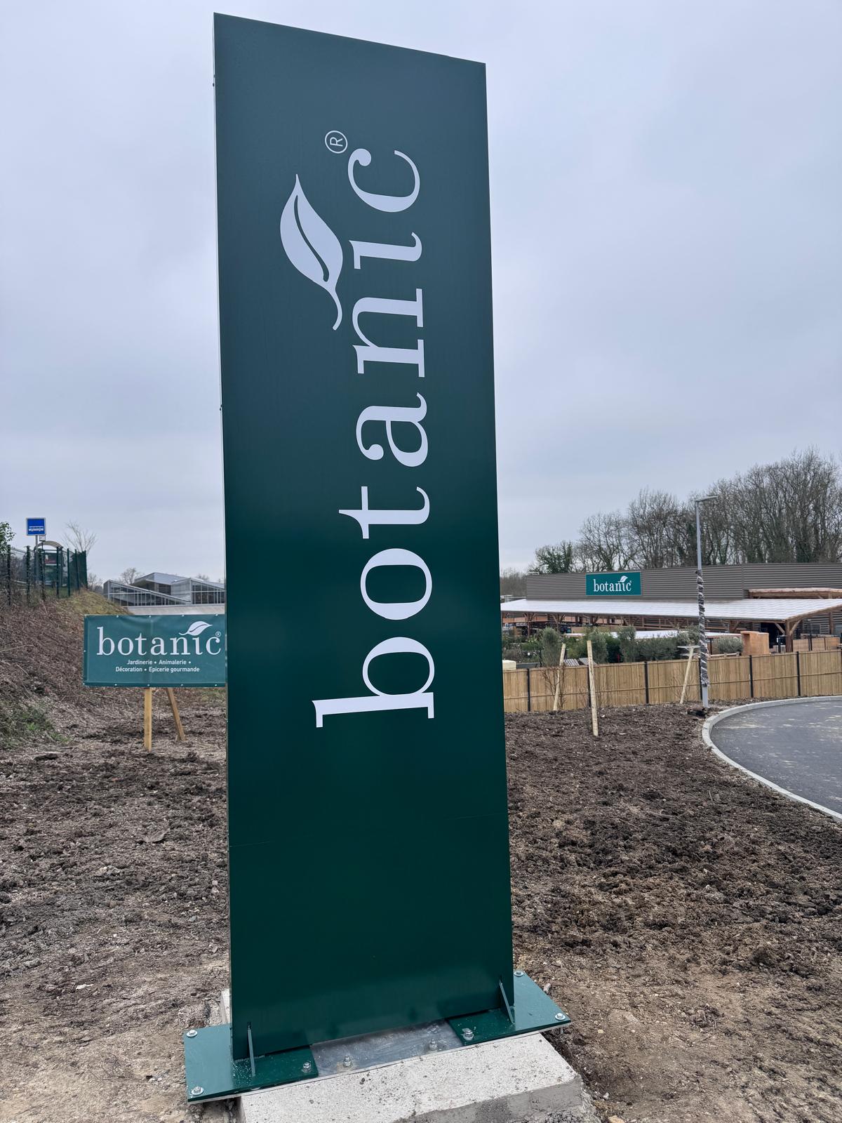 Totem Botanic — déploiement réseau jardinerie — Yes Sign