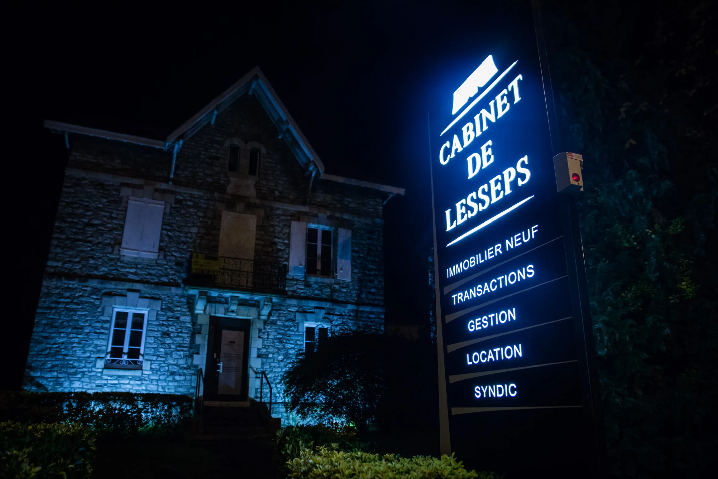 Totem rétroéclairé - Cabinet de Lesseps
