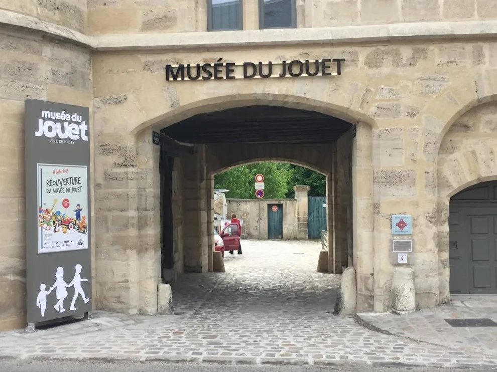 Ensemble totem et enseigne lettre par lettre