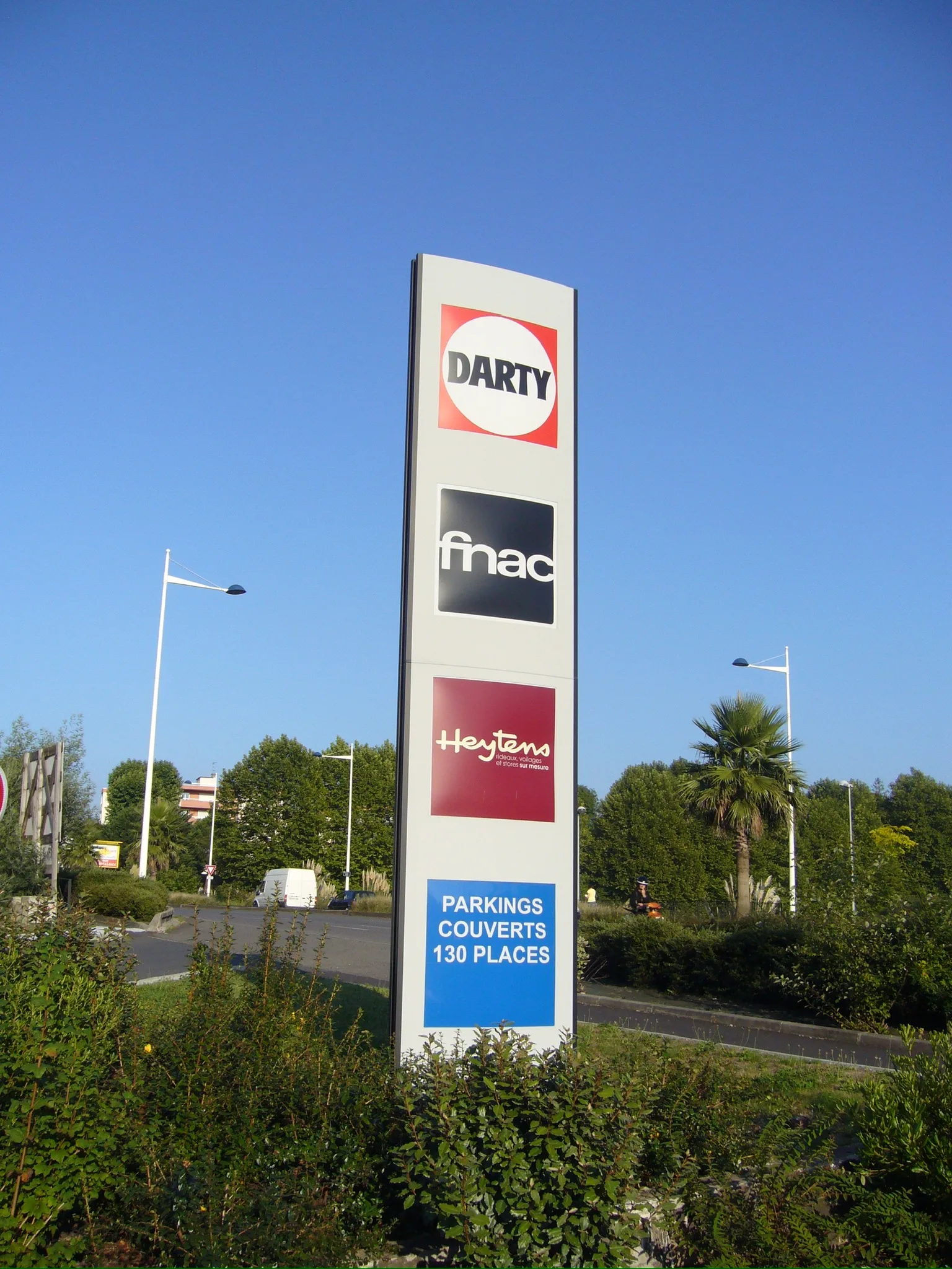 Totem multi-enseignes - Darty / Fnac / Heytens