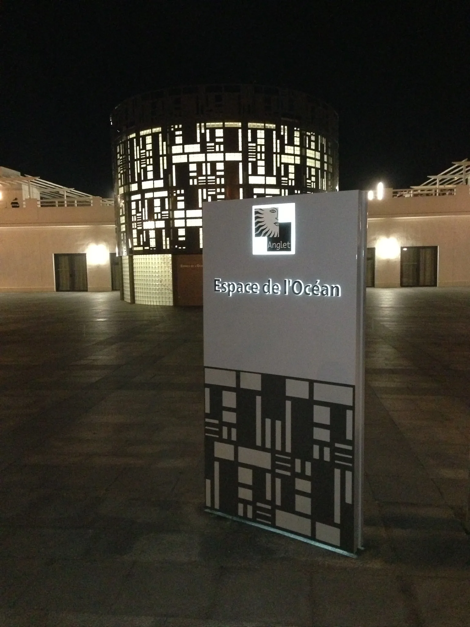 Totem lumineux - Espace de l'Océan, Anglet